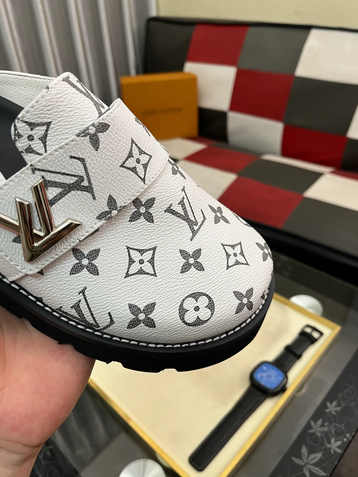 Men's men's shoes 💰420⌚️⌚️lv new Baotou half-slippers winterbreak comfert flat slippers lv letter and monogram floral embellished leather pattern, with sheepskin lining, suitable for indoor and outdoor wear. The water table is made of high-density foam material, which is light and comfortable. The sole has a certain thickness and the anti-aging effect is also good! Premium size: 38-444️⃣Colors available